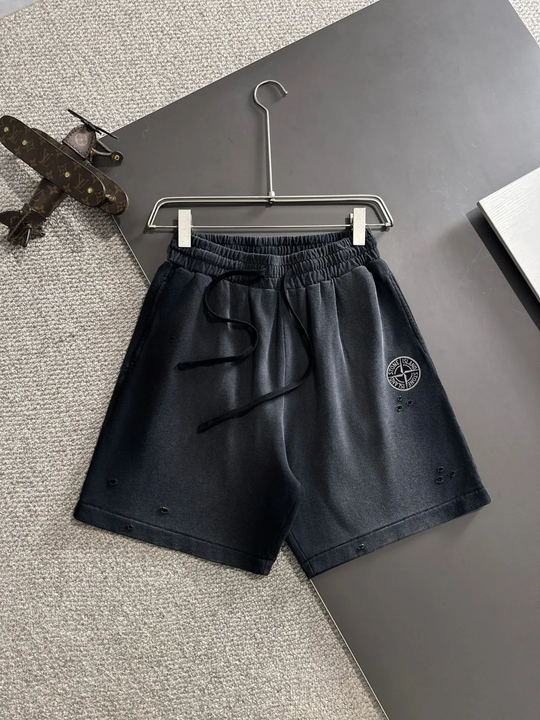 🅿️330 Next day shipping High-end goods Stone Island 2025 spring and summer new elastic band casual heavy-duty color-washed shorts, batik tripe sweat-absorbent and breathable, counter-customized fabrics with high breathability and comfort, impeccable details, brand element design concept, reflecting high quality. It feels delicate and soft! It presents a casual cut and the upper body shape is great! Size: S-XL